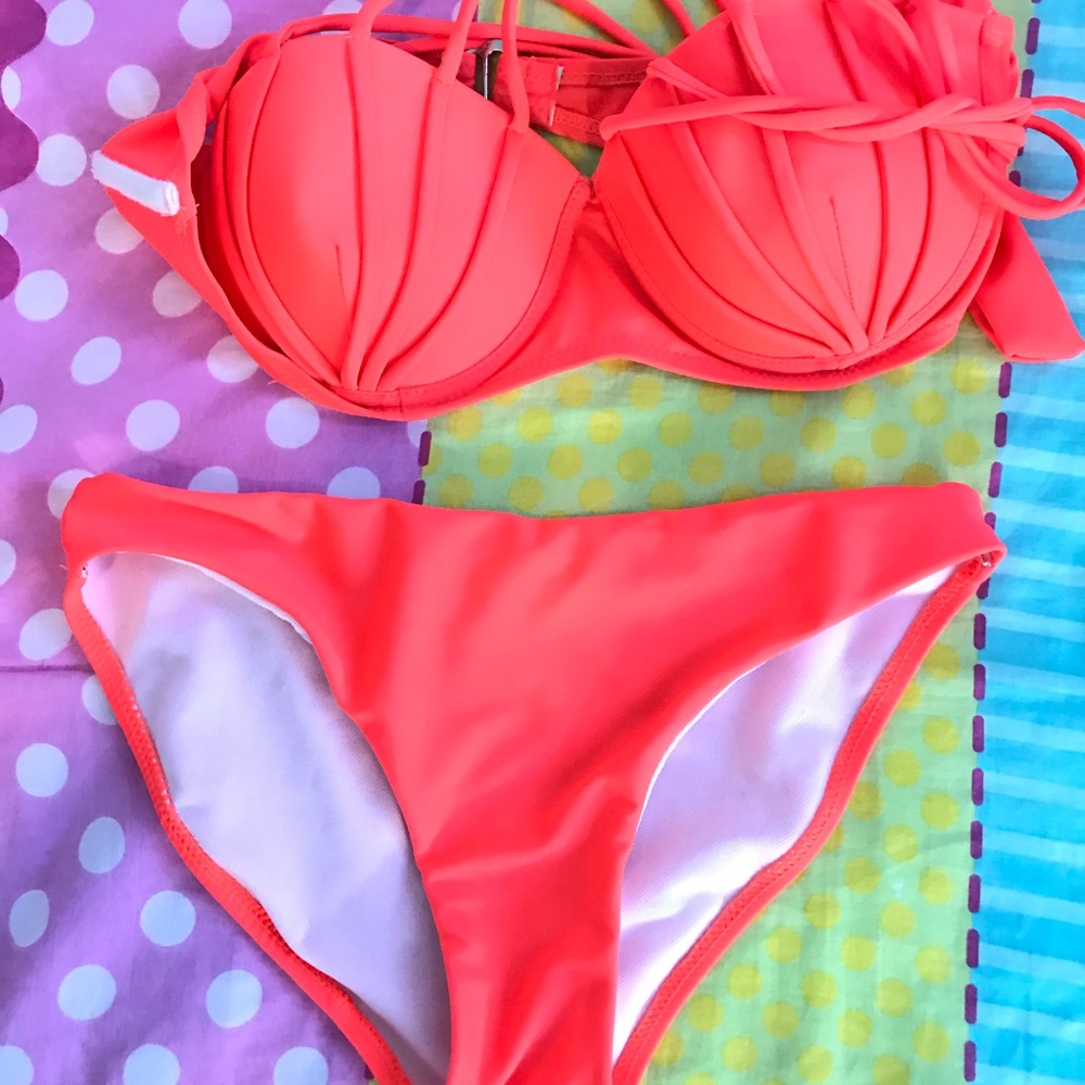 Bikini - Picture 3 of 4
